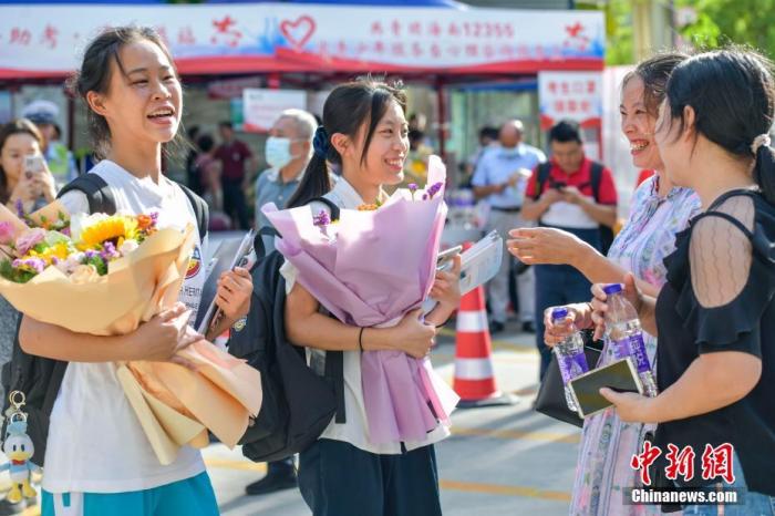 資料圖：6月10日，海南省?？谑泻Ｄ现袑W考點外，家長為剛剛走出考場的考生送上鮮花。當日，海南省2021年高考結(jié)束 。 <a target='_blank'  data-cke-saved- ><p  align=