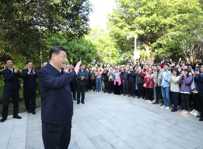 2021年3月24日，習(xí)近平在福建省福州市福山郊野公園考察時，向市民們招手致意。