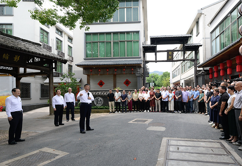 2023年9月20日，習(xí)近平在浙江省金華市義烏市后宅街道李祖村考察時，同群眾親切交流。