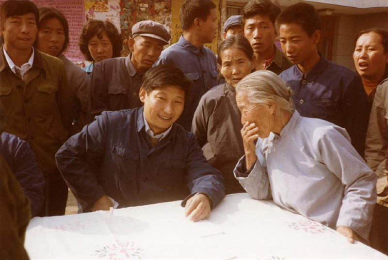 這是1983年，時任河北正定縣委書記的習(xí)近平（前排居中），臨時在大街上擺桌子聽取老百姓意見。