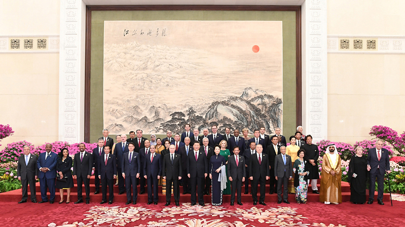 2019年4月26日，習(xí)近平主席和夫人彭麗媛在北京人民大會堂舉行宴會，歡迎出席第二屆“一帶一路”國際合作高峰論壇的外方領(lǐng)導(dǎo)人夫婦及嘉賓。這是習(xí)近平和彭麗媛同外方領(lǐng)導(dǎo)人夫婦及嘉賓合影留念。