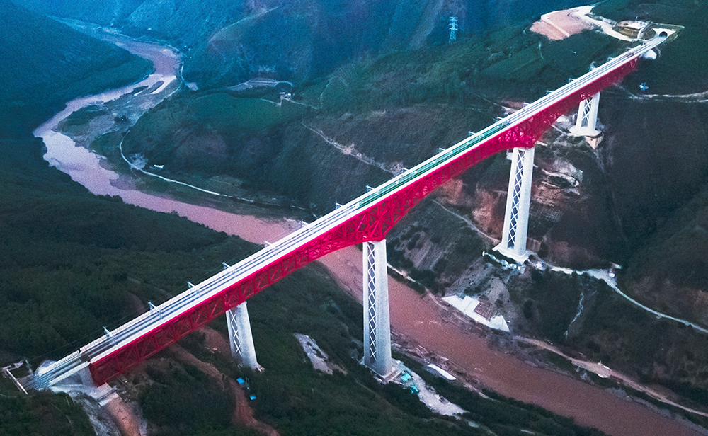 中老鐵路首發(fā)列車駛過中國云南省元江哈尼族彝族傣族自治縣境內(nèi)的元江雙線特大橋（2021年12月3日攝，無人機(jī)照片）。