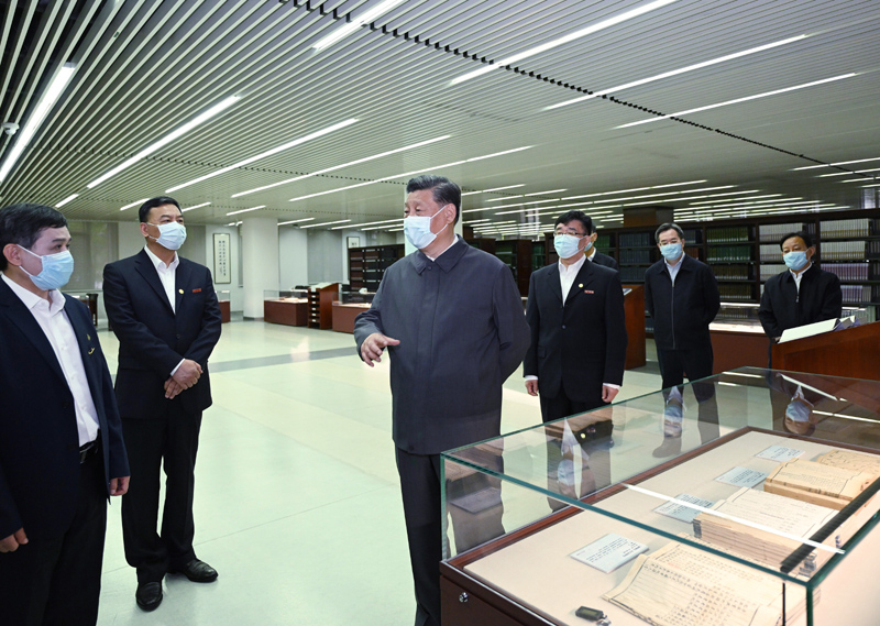 2022年4月25日，習(xí)近平來到中國人民大學(xué)考察調(diào)研。這是他在圖書館考察。