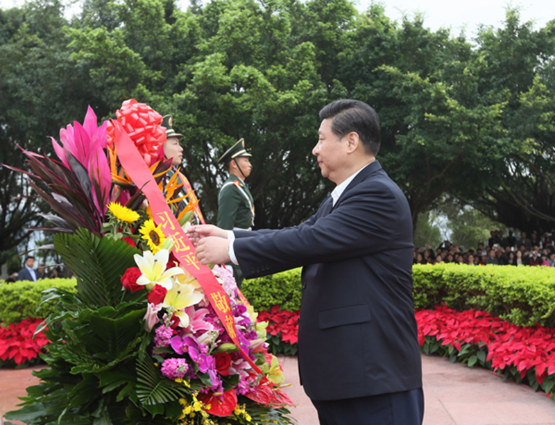 2012年12月8日，習(xí)近平在深圳蓮花山公園向鄧小平銅像敬獻(xiàn)花籃。