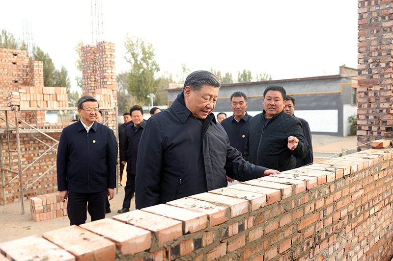 2023年11月10日，習(xí)近平總書記在河北保定涿州市刁窩鎮(zhèn)萬全莊村房屋重建施工現(xiàn)場考察。