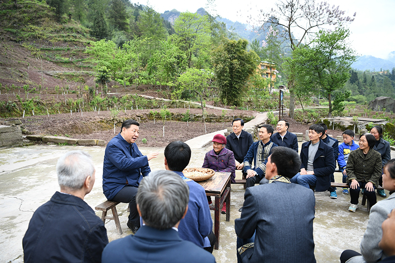2019年4月15日，習(xí)近平總書記在重慶石柱土家族自治縣中益鄉(xiāng)華溪村同村民代表、基層干部、扶貧干部、鄉(xiāng)村醫(yī)生等圍坐在一起，共話脫貧攻堅(jiān)。