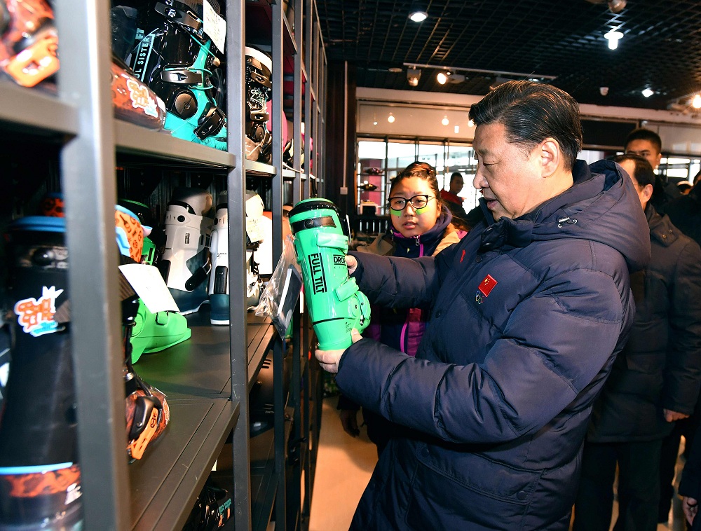2017年1月23日，習(xí)近平總書記在河北省張家口市云頂滑雪場(chǎng)雪具大廳了解各式雪具的不同功用。